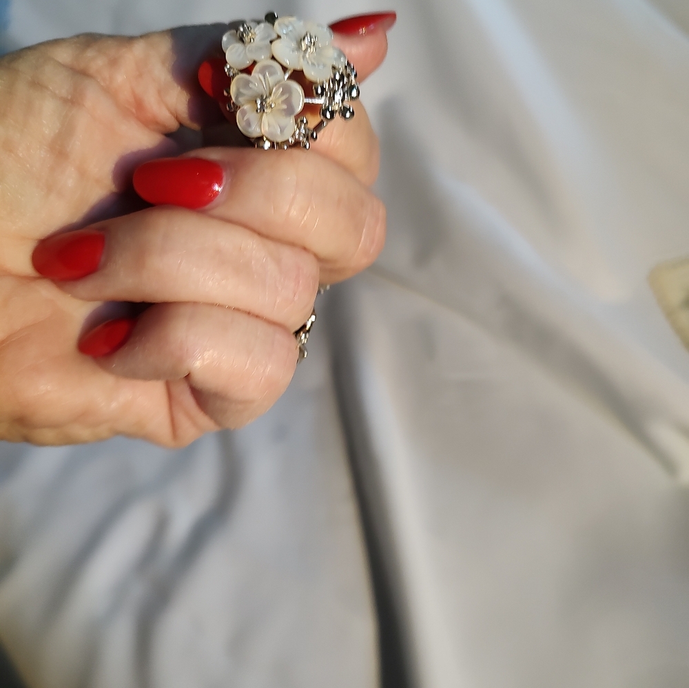 Elegant Floral Silver and White Ring - Picture 3 of 5